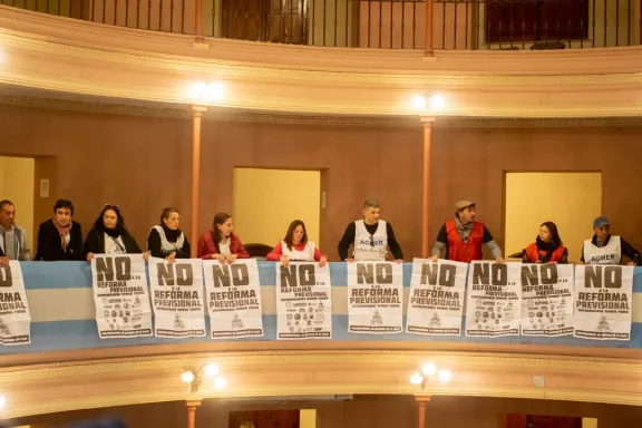 Agmer logró ingresar al recinto durante la sesión de Diputados y expuso su rechazo a la reforma previsional - imagen de origen