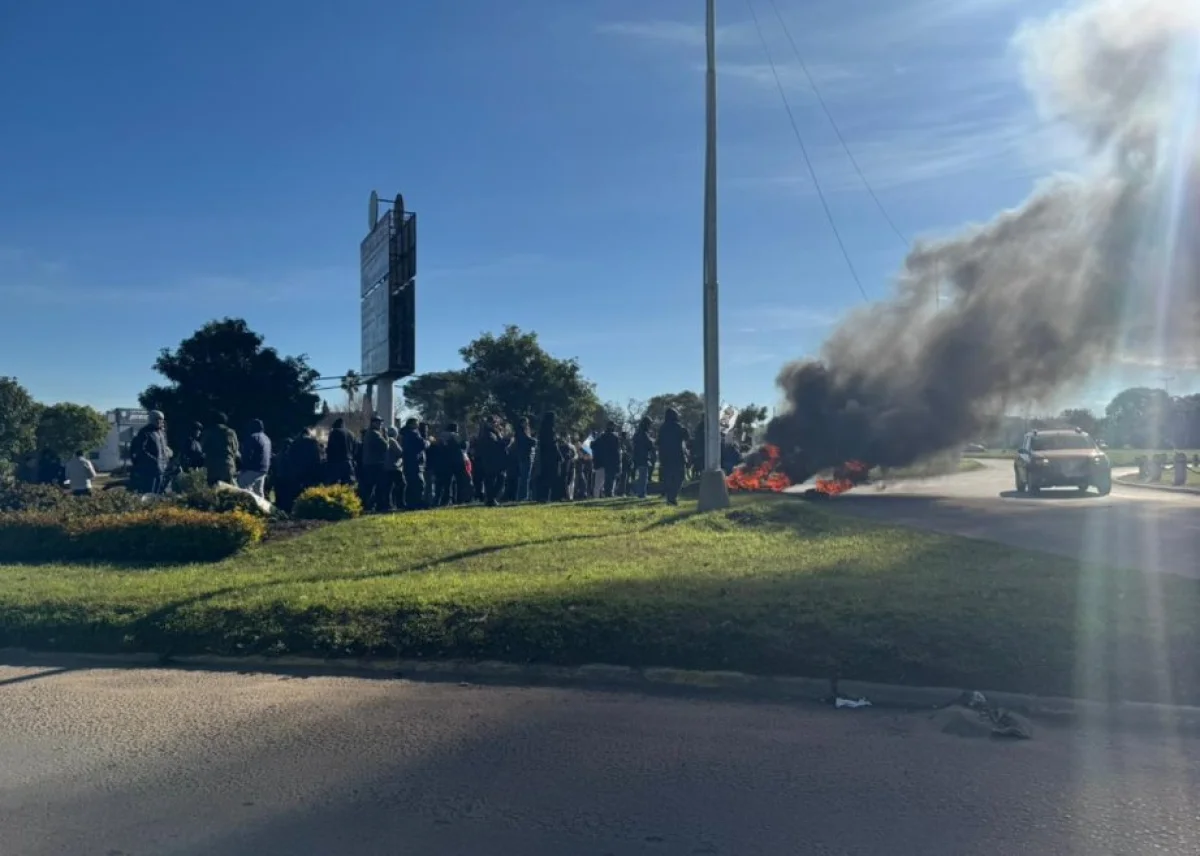 Trabajadores de Granja Tres Arroyos se movilizaron en reclamo de salarios y la reapertura de la planta - imagen de origen