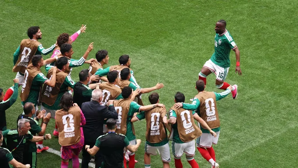 México arrancó el Mundial 2026 con una victoria ante Sudáfrica en un Estadio Azteca colmado - imagen de origen