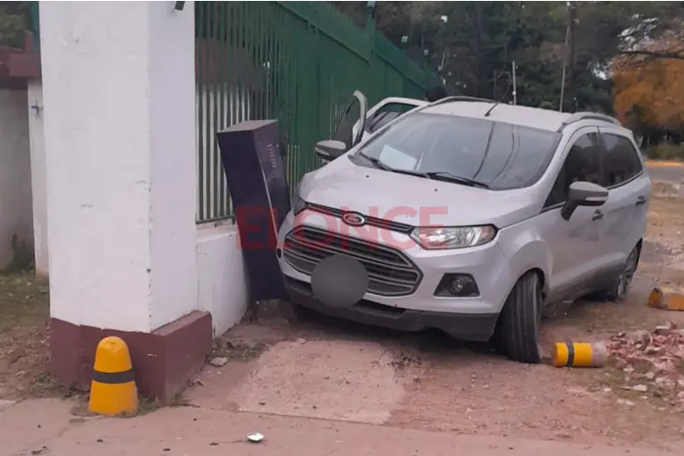 Conducía alcoholizada, perdió el control y chocó contra el ingreso al Hospital Militar de Paraná - imagen de origen