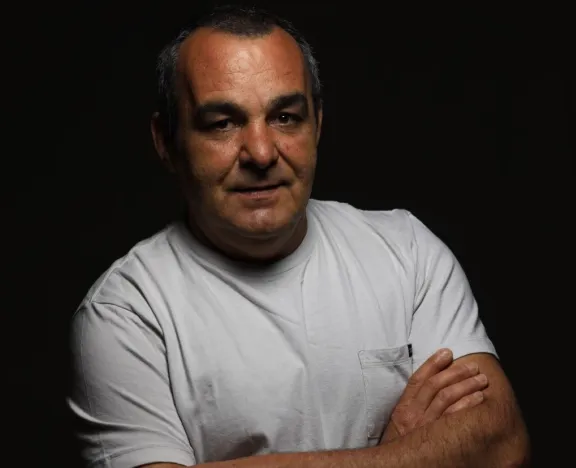 “Cachilo” Fernández, el eterno disc jockey de Gualeguaychú: “hay que mirar la pista, verle la cara a la gente para tener éxito con la música” - imagen de origen