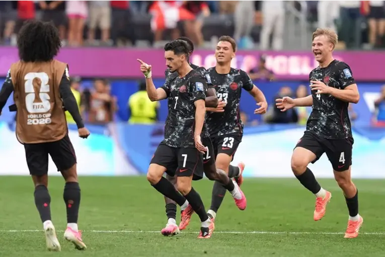 Agónico triunfo de Canadá ante Sudáfrica: gol sobre la hora y pase a octavos - imagen de origen