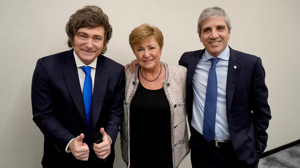 A pesar de los reclamos del FMI, el Gobierno no planea modificar Ganancias ni el Monotributo - imagen de origen