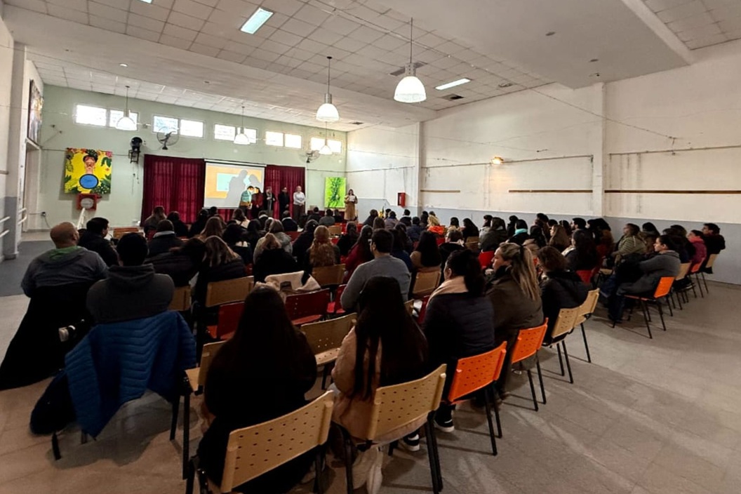 Más de 240 docentes participaron de las capacitaciones del programa Red de Escuelas que Transforman - Dos Florines - imagen de origen