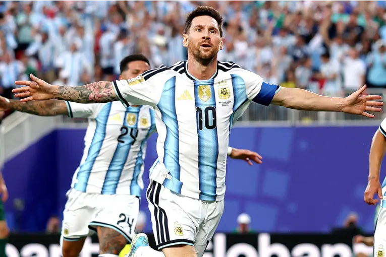 El DT de Argelia rendido ante Messi y el tremendo elogio del brasileño Ronaldo tras su triplete - imagen de origen