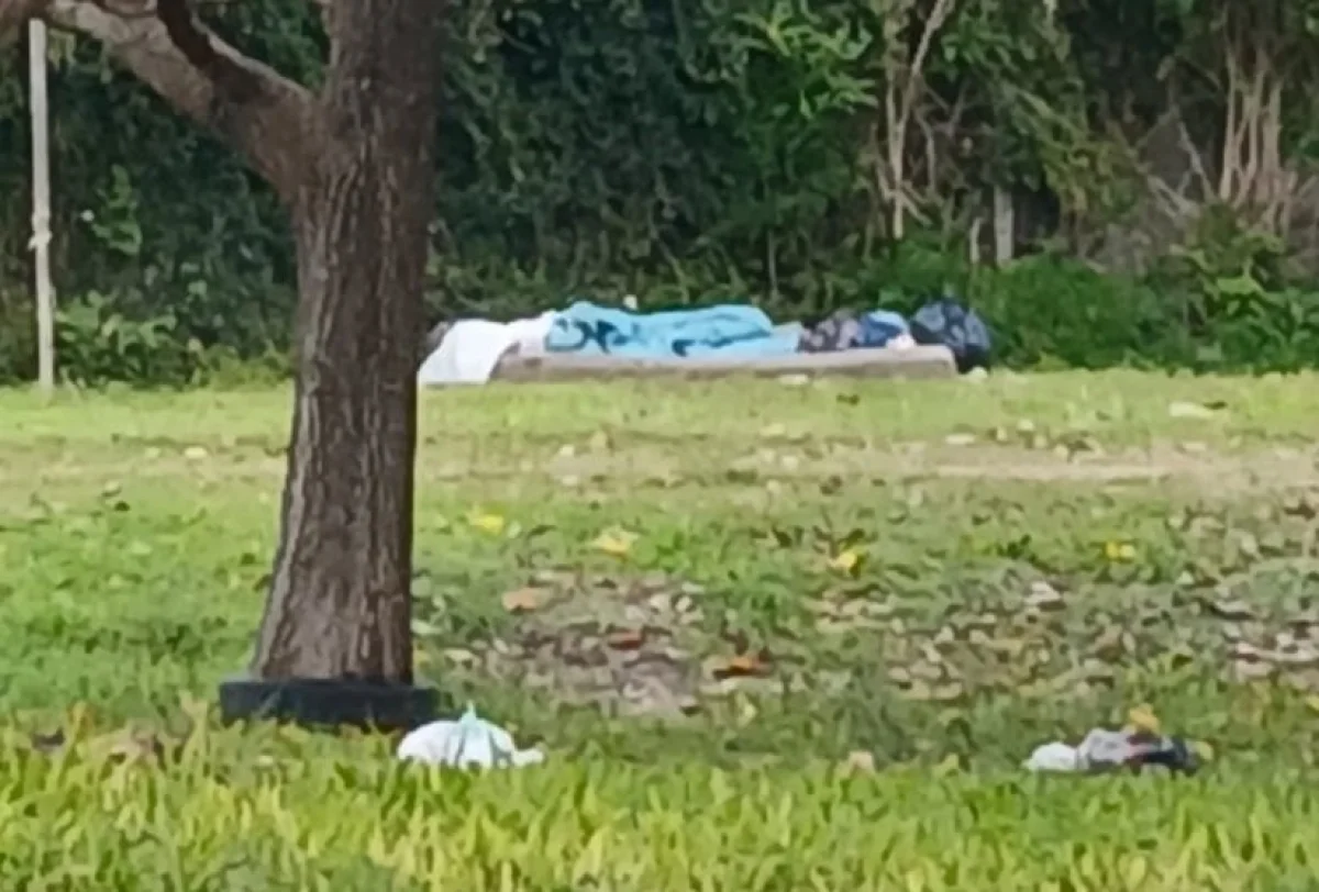 Suma tristeza: una persona pasó la noche durmiendo en la calle pese a las bajas temperaturas - imagen de origen