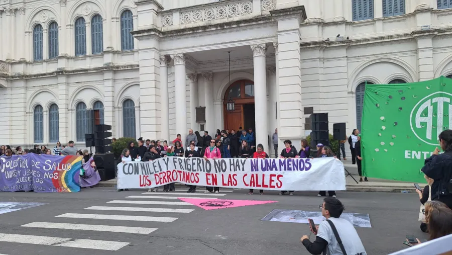 Una multitudinaria convocatoria replicó en Paraná la marcha Ni Una Menos | Análisis - imagen de origen