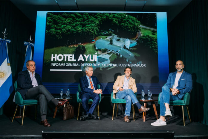 En el marco del proceso de recuperación y puesta en valor del Hotel Ayuí, se realizó en la sede de la Comisión Técnica Mixta de Salto Grande una reunión informativa destinada a cámaras empresariales y potenciales oferentes vinculados al sector hotelero, gastronómico y turístico. La actividad se desarrolló en el contexto de la licitación pública abierta a fines de marzo e incluyó a interesados que previamente habían participado de la visita técnica al inmueble, requisito necesario para formar parte del llamado. Durante la jornada se brindaron exposiciones relacionadas con el estado actual de la infraestructura y las instalaciones del hotel, además de un análisis de mercado sobre las posibilidades de desarrollo turístico y comercial del complejo. También se abordaron aspectos jurídicos vinculados al proceso licitatorio. El presidente de la Delegación Argentina ante CTM Salto Grande, Alejandro Daneri, sostuvo que la licitación representa “un punto de inflexión” entre el pasado de abandono y usurpación del establecimiento y una nueva etapa orientada al crecimiento de Concordia y la región. Asimismo, recordó que desde la recuperación impulsada por el gobernador Rogelio Frigerio y la posterior cesión administrativa a la Delegación Argentina de Salto Grande, se viene trabajando de manera sostenida para avanzar en la recuperación integral del hotel y generar condiciones adecuadas para su futura explotación. Daneri también destacó la confianza depositada por el Gobierno provincial para llevar adelante el proceso licitatorio, al que definió como transparente y estratégico, con la intención de convocar a actores con experiencia e inversión para garantizar un desarrollo sostenible. En ese sentido, remarcó que el Hotel Ayuí forma parte de la identidad regional y recordó su importancia histórica para el crecimiento turístico de Concordia y de Entre Ríos. Desde que el inmueble fue recuperado por el Estado provincial, se realizaron diversas tareas de reacondicionamiento, relevamientos técnicos y mejoras en sectores clave del predio para revertir el deterioro existente. Además, el mobiliario que se encontraba en el establecimiento fue destinado al Consejo Provincial del Niño, el Adolescente y la Familia y a la Municipalidad de Concordia para su reutilización. La recuperación del Hotel Ayuí se enmarca además dentro del plan de desarrollo integral del Perilago de Salto Grande, impulsado de manera conjunta por el Gobierno de Entre Ríos y la Delegación Argentina ante la CTM Salto Grande. - imagen de origen