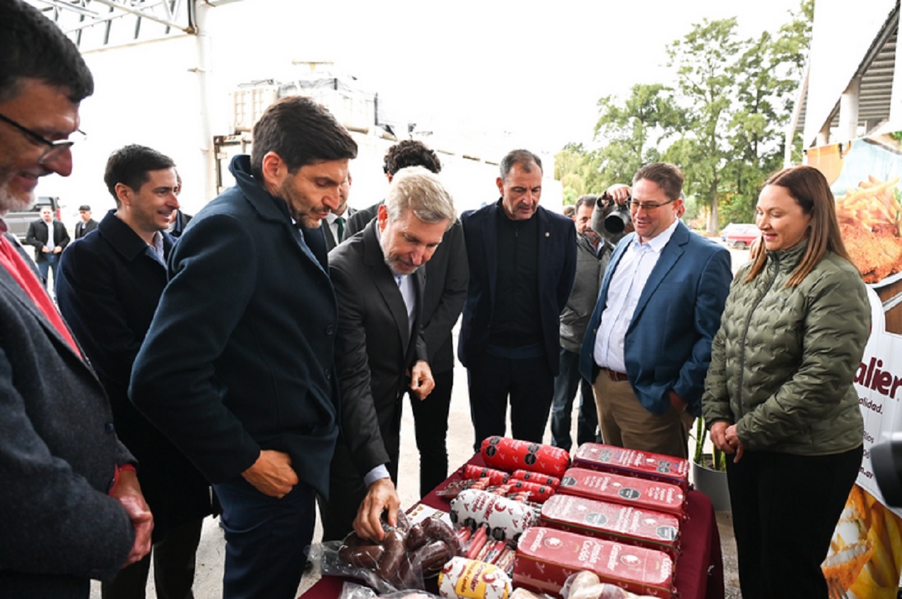 Frigerio y Pullaro entregaron el decreto de adhesión al RINI a Granalier - imagen de origen