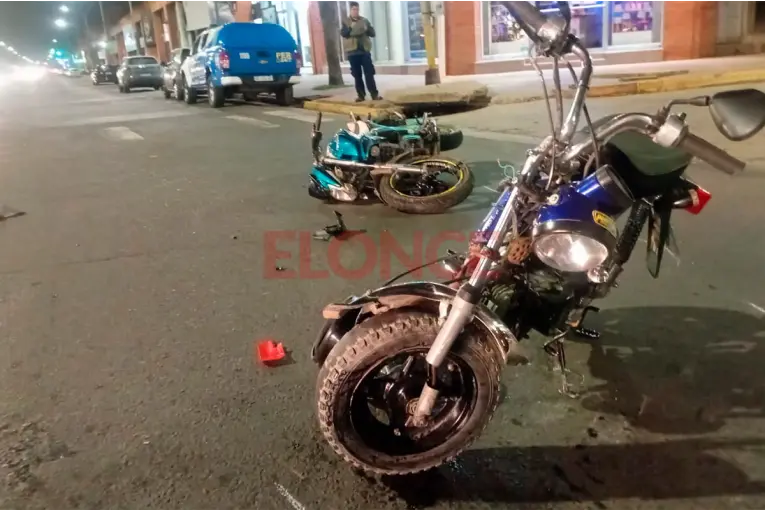 Choque entre motos en Paraná: tres lesionados tras un fuerte impacto en Almafuerte y 3 de Febrero - imagen de origen