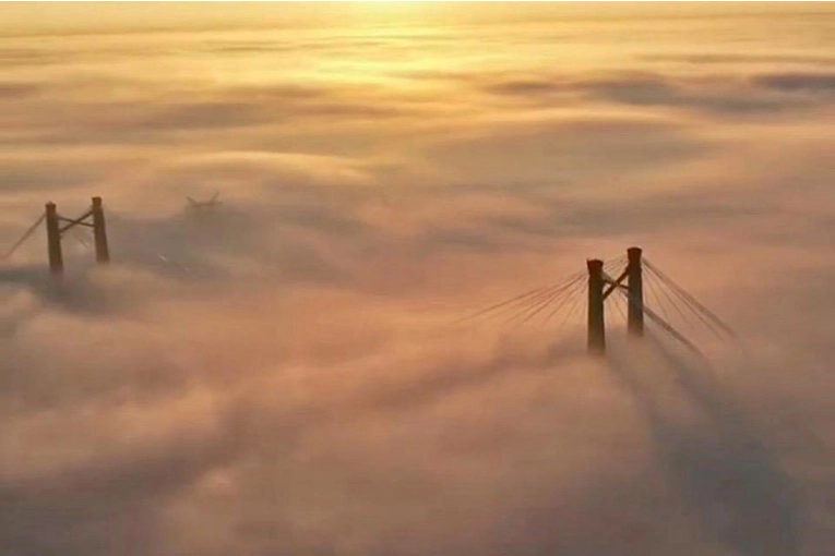 Las impactantes imágenes del puente Zárate-Brazo Largo cubierto por la niebla - imagen de origen