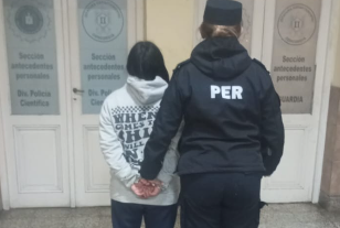 Detienen a una joven vendiendo cocaína en plena vía pública durante un operativo en Villa Busti de Concordia - 7PAGINAS - imagen de origen