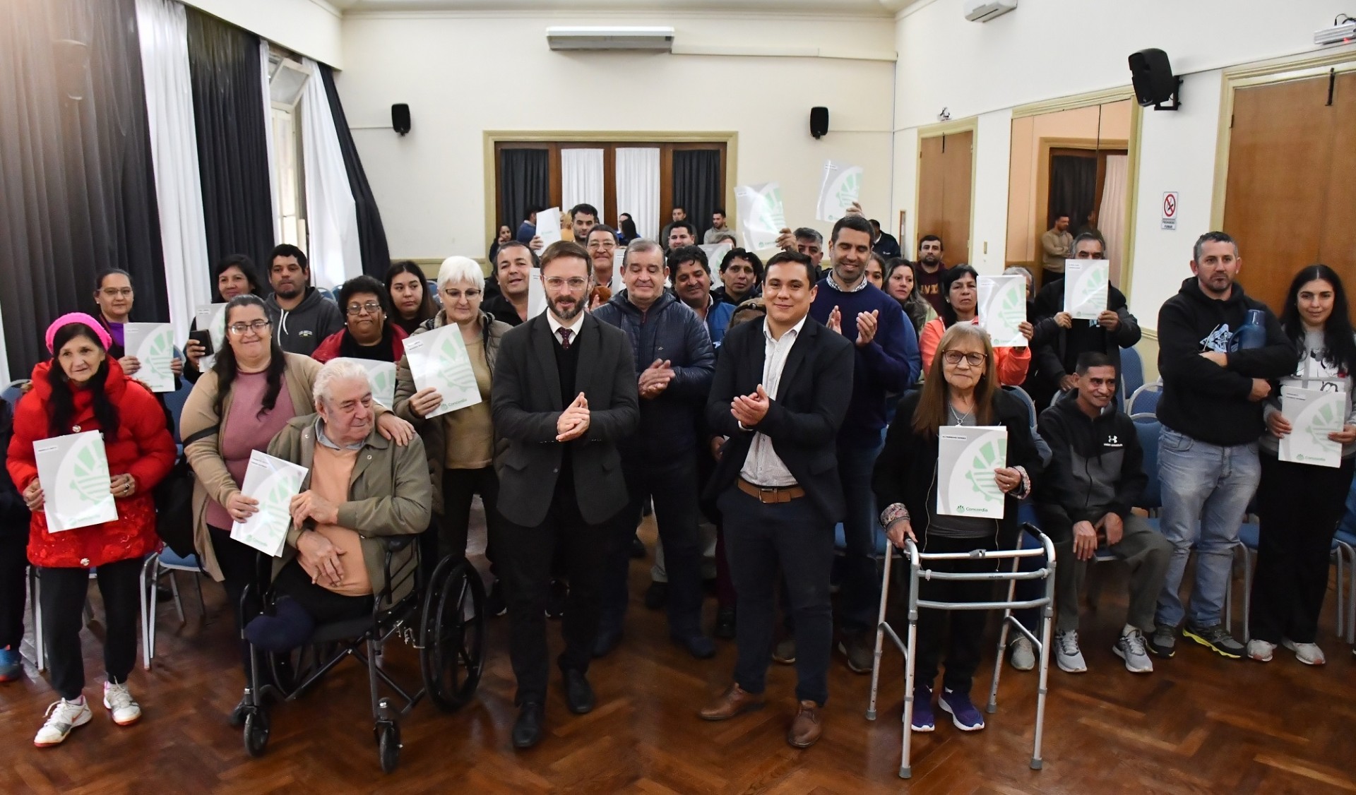29 familias de Concordia recibieron las escrituras de sus viviendas y consolidan el sueño de la casa propia - 7PAGINAS - imagen de origen