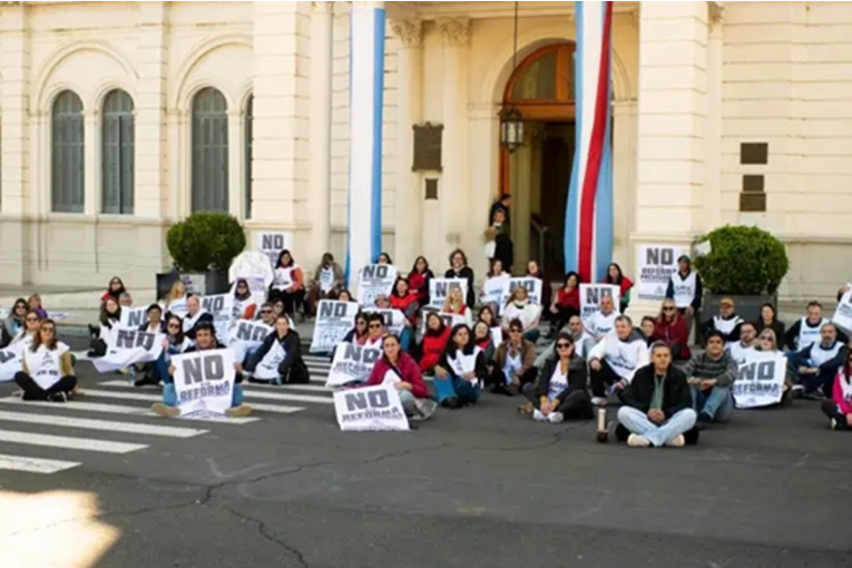 Agmer convocó a concentrar frente a Casa de Gobierno contra la Reforma Previsional - imagen de origen