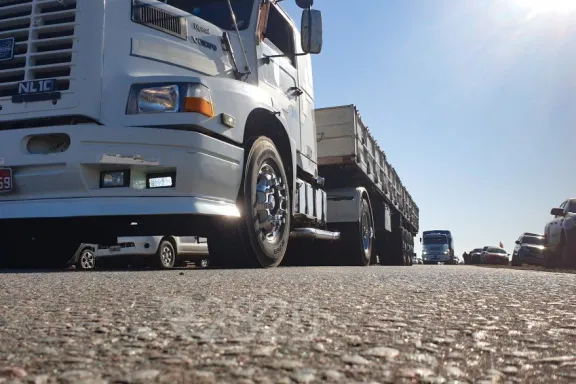 Caos en el acceso al puerto de Brazo Largo por camiones estacionados en la ruta 12 - imagen de origen