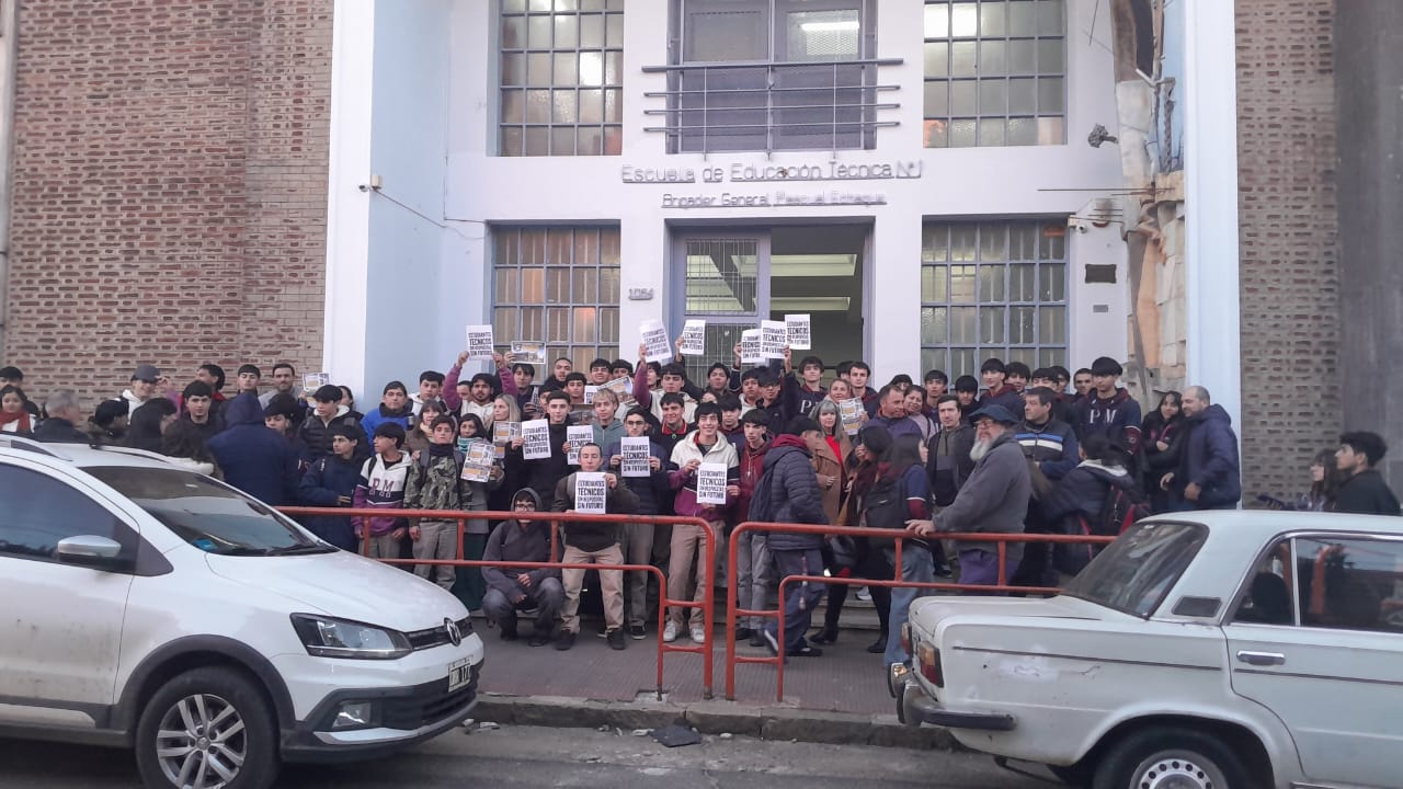 Alumnos de la Técnica N°1 de Concordia protestaron por la falta de definición de su orientación: “No sabemos con qué título nos vamos a recibir” - 7PAGINAS - imagen de origen