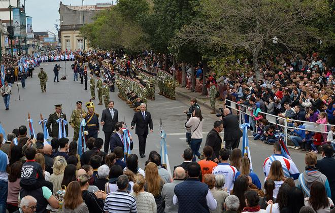 Concepción del Uruguay: emotivo acto por el Día de la Bandera y la Promesa en Plaza Ramírez - imagen de origen