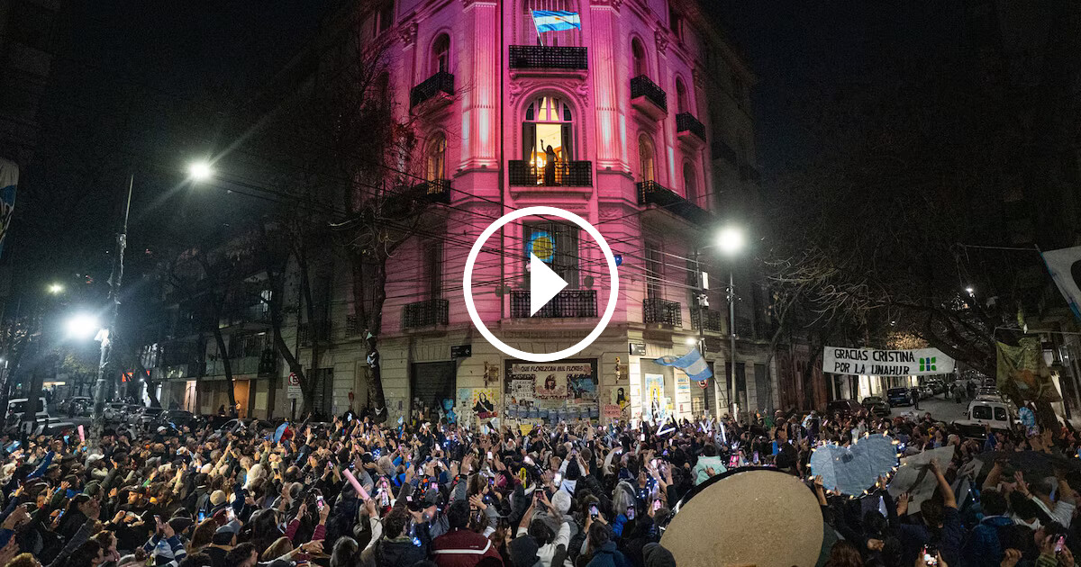 Imagen inédita de Cristina Kirchner: su departamento se “transformó” en la Casa Rosada y salió a saludar a la militancia - Informe Digital - imagen de origen