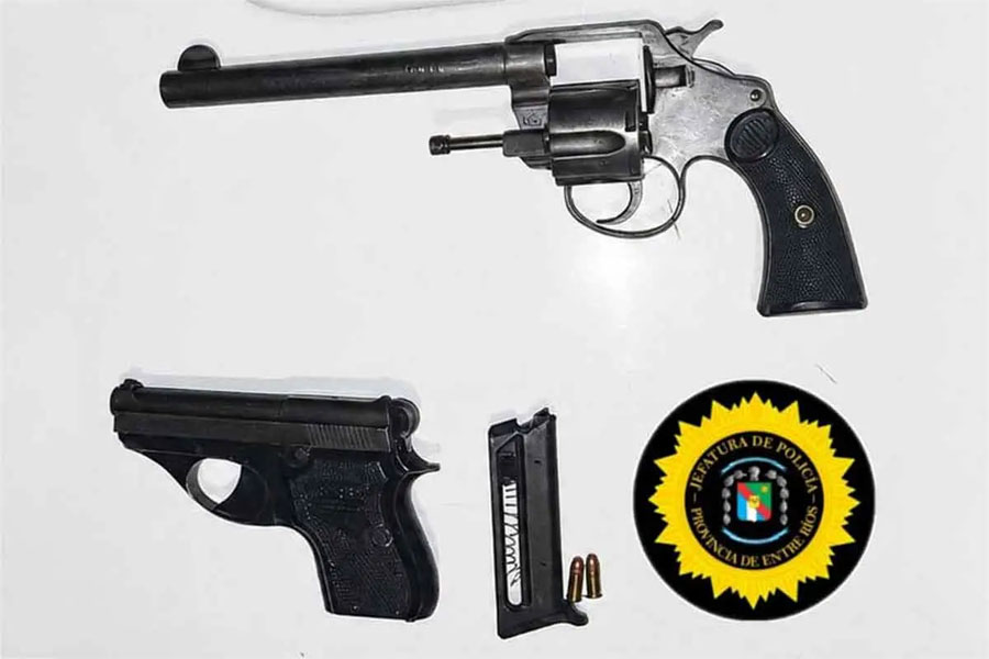 Policía pactó una "compra simulada" por WhatsApp y detuvieron a dos hombres que vendían armas de fuego - imagen de origen