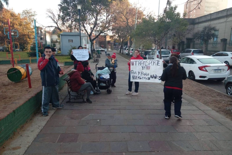 Padres de la Escuela N° 92 reclamaron por el transporte escolar de estudiantes "reubicados" - imagen de origen