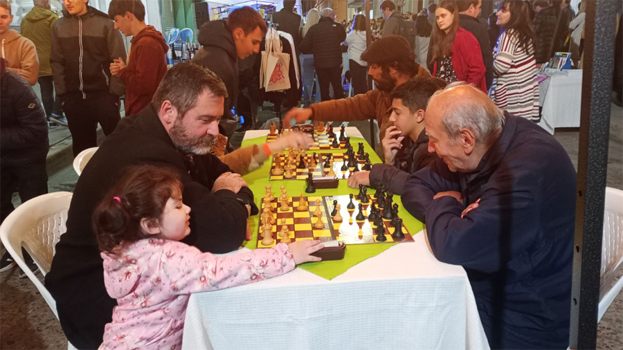 Encuentro cultural en "La Histórica": El ajedrez fue uno de los grandes protagonistas en "La Noche de las Librerías" - imagen de origen