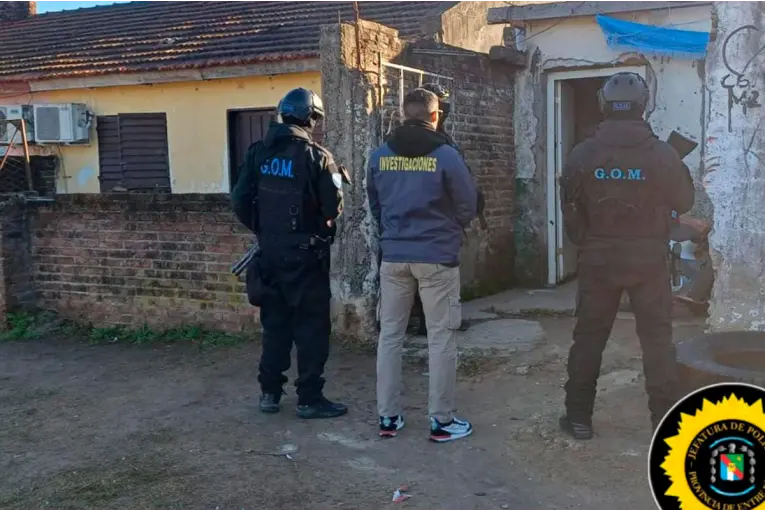 Delincuentes usurparon una casa en Paraná y expulsaron a la dueña a mano armada: cuatro detenidos - imagen de origen