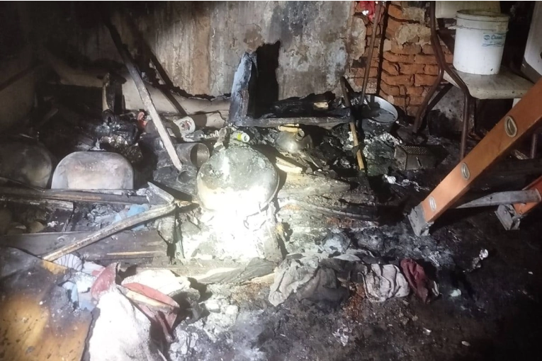 Bomberos trabajaron intensamente para controlar un incendio registrado en una vivienda de la región - imagen de origen