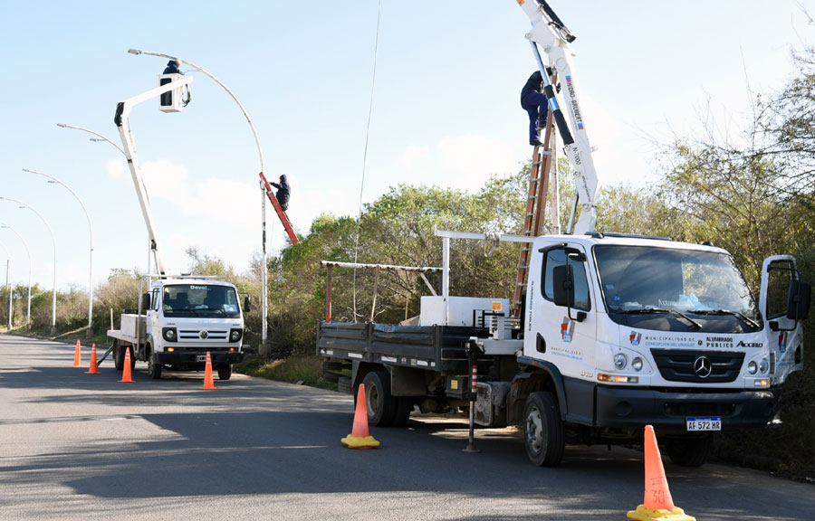 Avanza la colocación de 92 nuevas columnas de alumbrado en B° San Vicente - imagen de origen