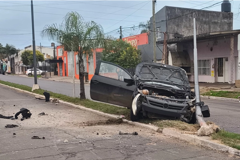 Un vehículo chocó contra una columna sobre una avenida de Concordia - imagen de origen