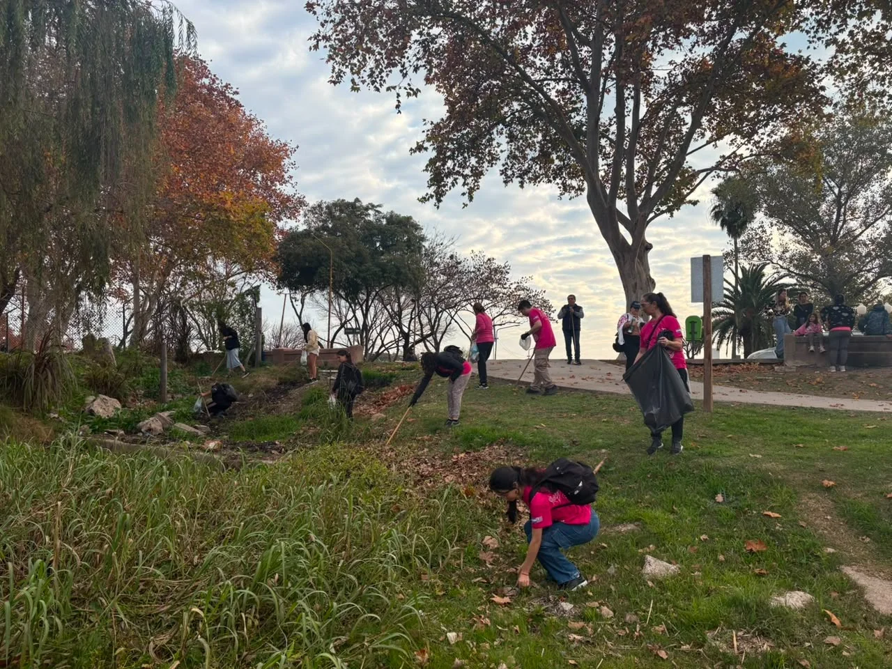 Jóvenes de la ciudad realizaron una limpieza de residuos en la zona costera por el Día del Ambiente - imagen de origen