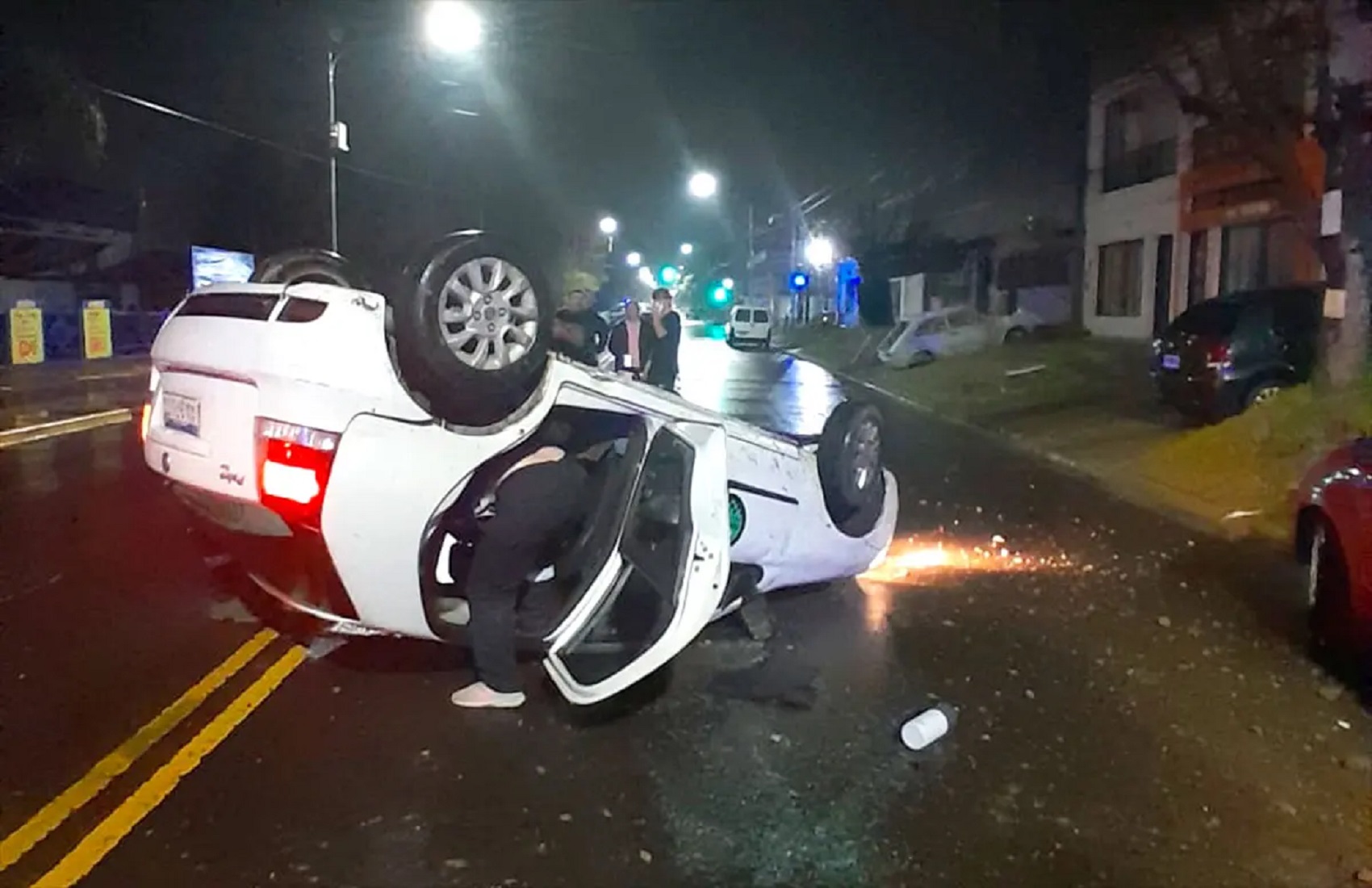Vuelco de un remís en calle Don Bosco dejó tres heridos y otro auto dañado en Paraná - imagen de origen
