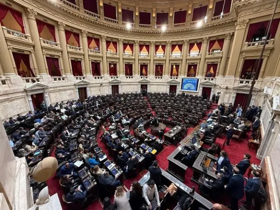 La diputada Osuna cruzó a quienes evitaron la interpelación a Adorni y luego votaron el Súper RIGI - imagen de origen