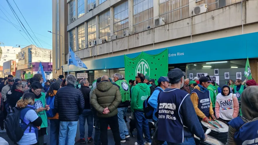 Acto frente a la Caja de Jubilaciones: gremios endurecieron críticas contra Frigerio y apuntaron contra UPCN | Análisis - imagen de origen