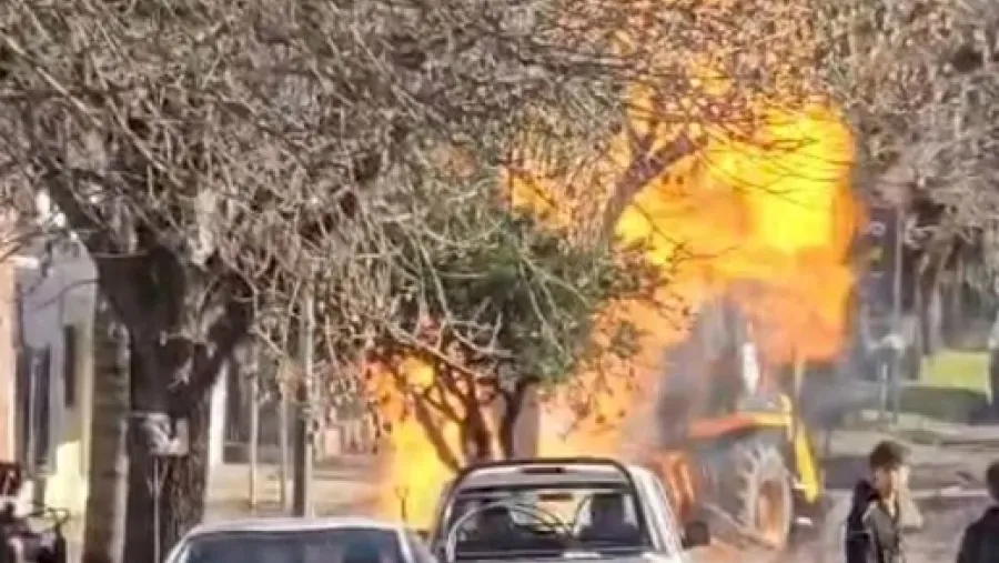 Crespo: una fuga de gas provocó el incendio de una maquinaria municipal | Análisis - imagen de origen