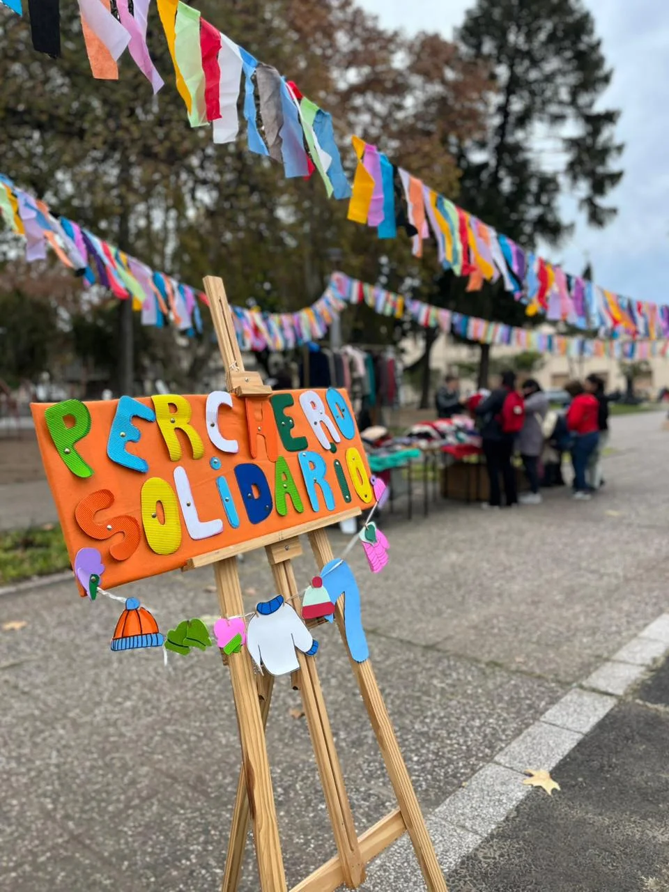 Estudiantes del Profesorado de Artes llevan adelante un perchero solidario y necesitan donaciones - imagen de origen