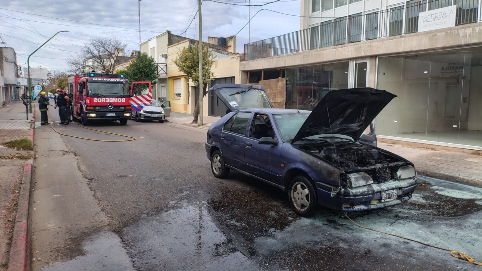 Un auto se incendió en pleno centro de la ciudad: los bomberos controlaron las llamas - imagen de origen