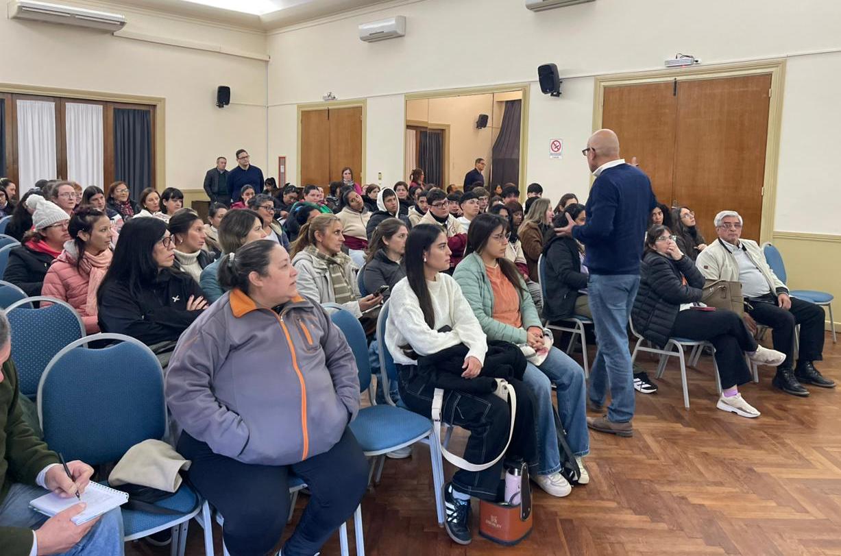 Emprendedores, artesanos, estudiantes y comerciantes de Concordia fueron capacitados sobre marketing - 7PAGINAS - imagen de origen