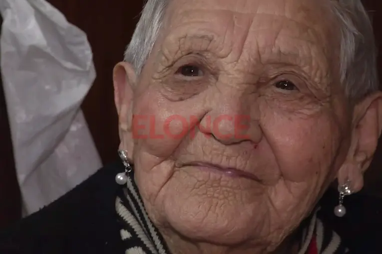 Doña Paula celebró 103 años: la hincha de Patronato que sigue cocinando y haciendo mandados - imagen de origen