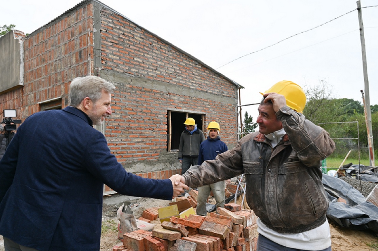 La provincia realiza mejoras históricas en un edificio escolar de cinco décadas de La Paz - imagen de origen
