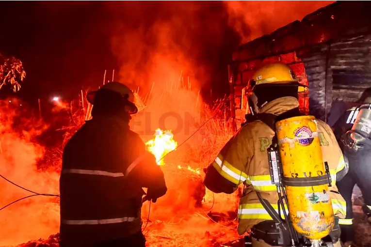 Una vivienda fue consumida por las llamas de voraz incendio en Paraná - imagen de origen