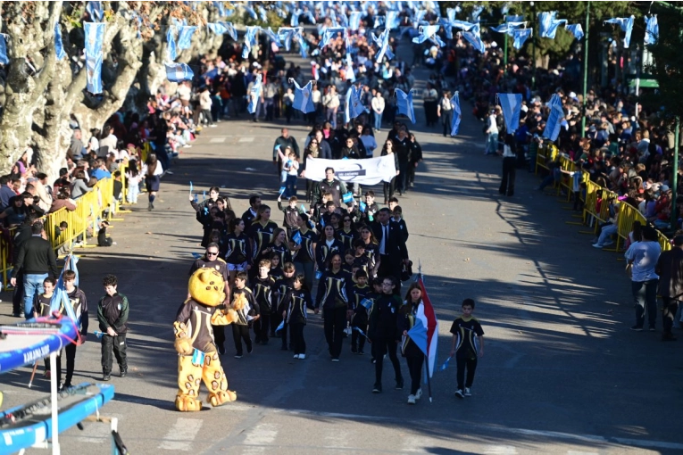 Se prepara un gran desfile para celebrar el 9 de Julio en Gualeguaychú - imagen de origen