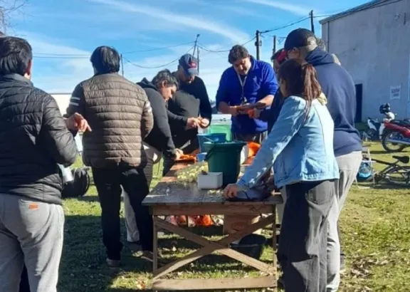 Trabajadores de Granja Tres Arroyos realizaron una olla popular y convocan a movilizarse este martes - imagen de origen