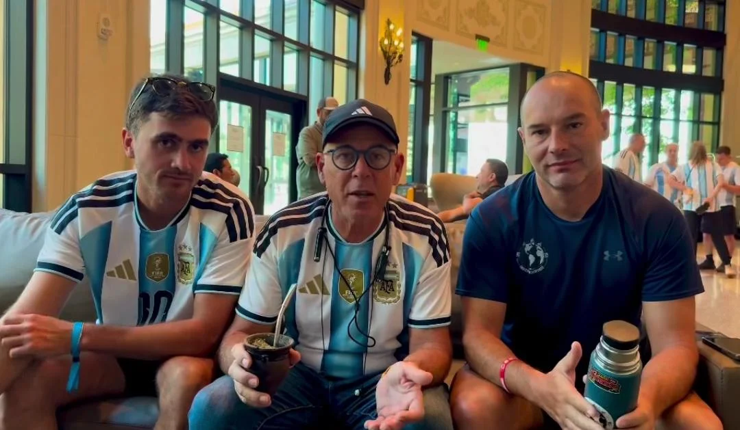 Los biciviajeros compartieron un emotivo mensaje en la previa al debut de la Selección: "Estamos felices" - imagen de origen