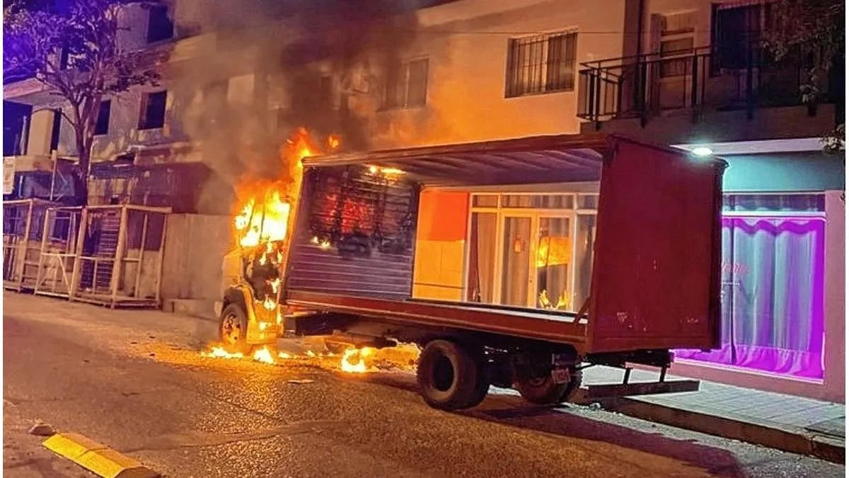 Investigan si fue intencional el incendio de un camión estacionado - imagen de origen