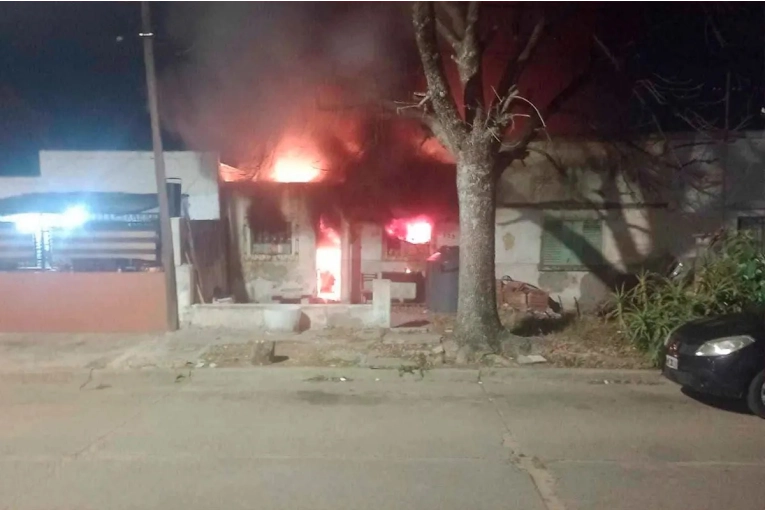 Un hombre se descompensó y murió tras ver su casa consumida por un incendio - imagen de origen