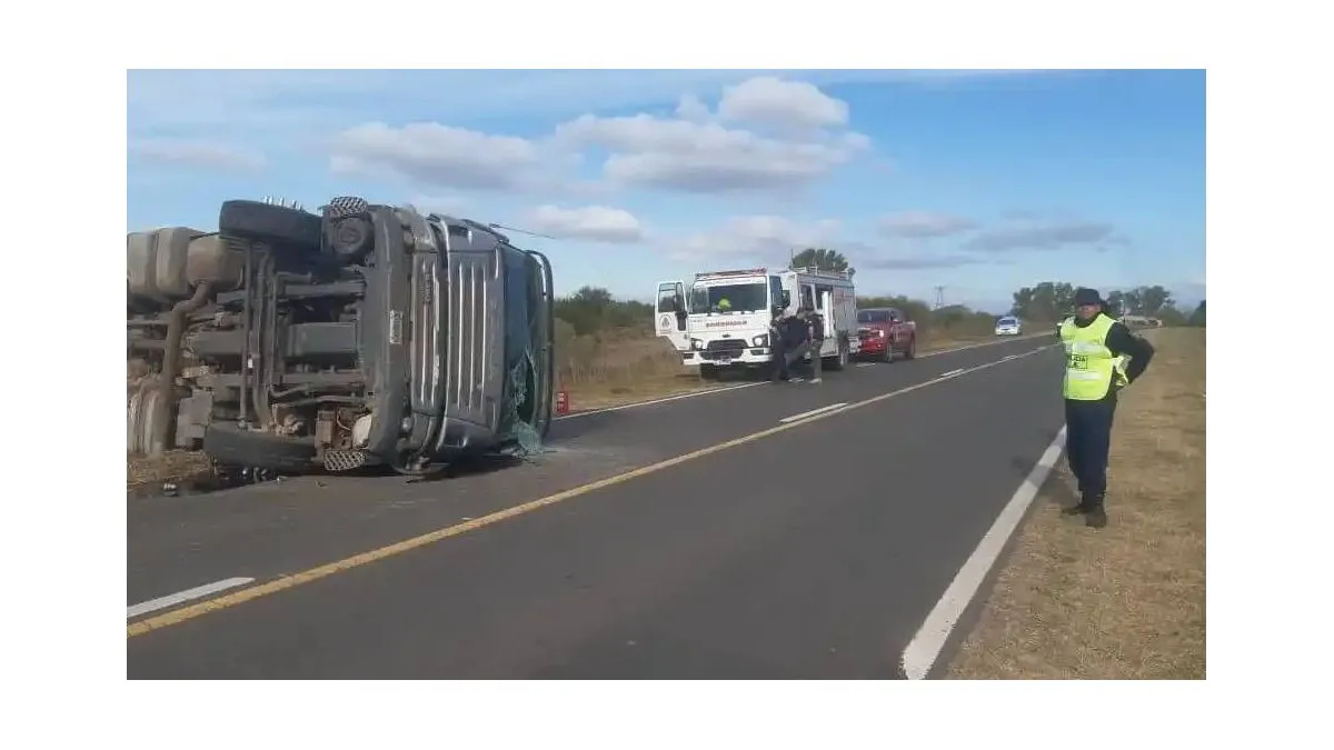 Tres personas hospitalizadas tras el vuelco de un camión en la Ruta 12 - imagen de origen