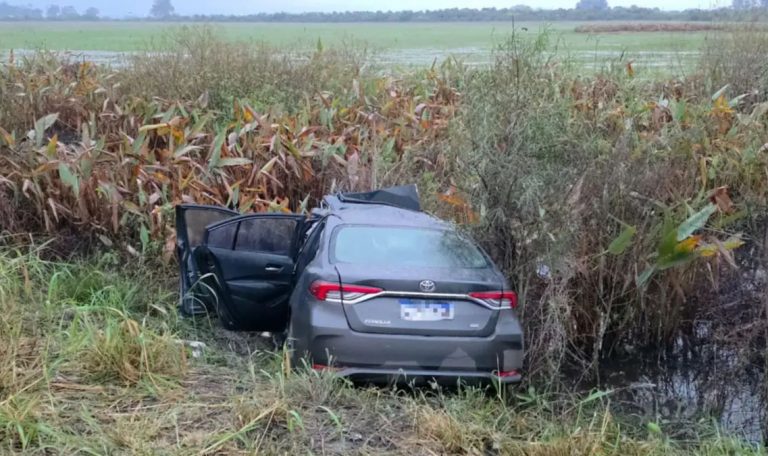 Hallaron casi 200 millones de pesos ocultos en un auto que chocó contra una máquina vial en Corrientes - imagen de origen