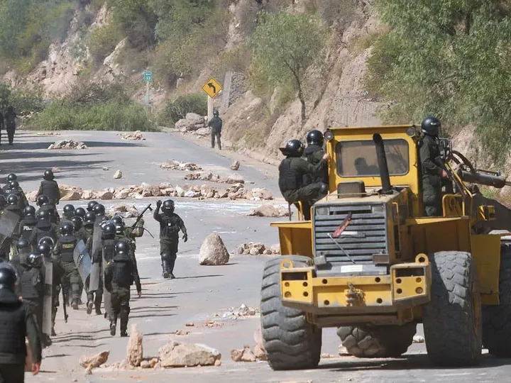 Bolivia intenta salir de la crisis: liberan caminos y llegan camiones con combustible - imagen de origen
