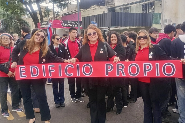 Desde la escuela Mariano Moreno fundamentaron su reclamo en el desfile de este 25 de Mayo - imagen de origen