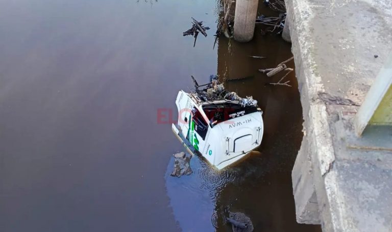 Departamento Gualeguaychú: dos rodados cayeron de un puente y sus conductores sobrevivieron - imagen de origen